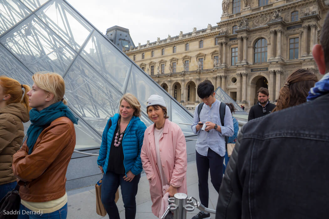 Bessis, Corinne et Laurence devant le Louvre